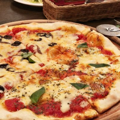 バジルのシーズニングに合うピザの調理イメージ画像