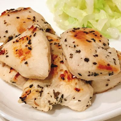 バジルソルトのシーズニングに合うチキンソテーの調理イメージ画像