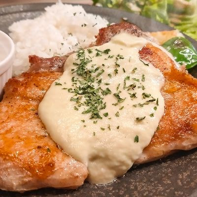 バジルソルトのシーズニングに合うグリルチキンの調理イメージ画像